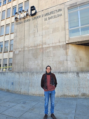 El profesor Carles Vinardell, ante la fachada de la ETSAB