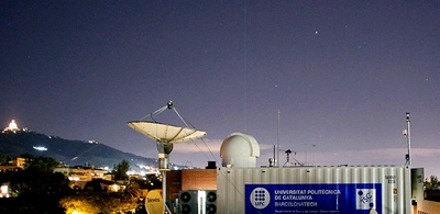 Vista general y nocturna de las instalaciones del Laboratorio de Teledetección (RSLab) de la UPC, en el Campus Diagonal Norte