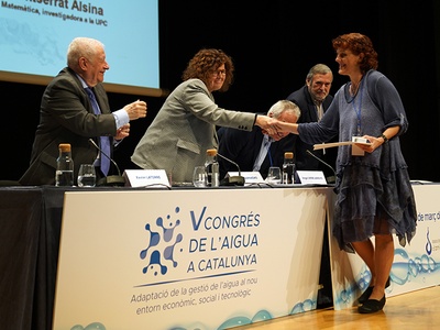 La profesora de la EPSEM Montserrat Alsina recogiendo el Premio del Agua 2023