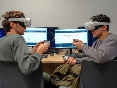 A disposición del estudiantado y el profesorado, el Aula Infinita está equipada con 15 estaciones de trabajo, cada una de ellas con unas gafas de realidad virtual y un ordenador de sobremesa de altas prestaciones