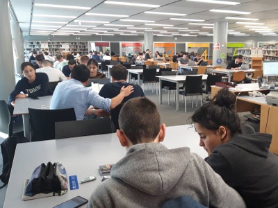 Estudiantes en la biblioteca, en el Campus Diagonal Nord