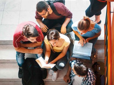 Un grupo de estudiantes sentados en una escalera