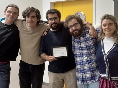 El grupo Besoscénicos de EEBE, posando con el premio