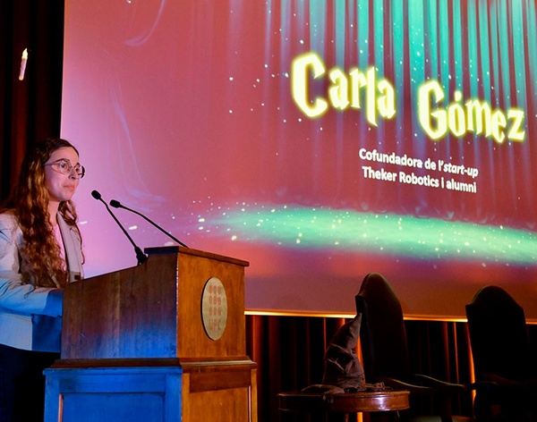 La ingeniera Carla Gómez, cofundadora de la empresa Theker Robotics y alumni de la EEBE-UPC, impartiendo la lección inaugural