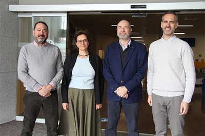 Investigadores del CER-H2. De izquierda a derecha: Attila Peter Husar, subdirector del CER-H2 y responsable del UPC Hydrogen Laboratory; Maria Serra, directora del CER-H2; Jordi Llorca, investigador del grupo de investigación Nanoingeniería de Materiales Aplicados a la Energía (NEMEN) y vicerrector de Investigación de la UPC, i Lluís Soler, investigador Ramon y Cajal del mismo grupo de investigación y del Centro de Investigación en Ciencia e Ingeniería Multiescala de Barcelona