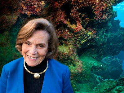 Montaje fotográfico: retrato de Sylvia A.Earle (imagen de ©Todd Brown) sobre un fondo marino