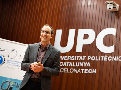 El investigador del MIT Antonio Torralba en una conferencia