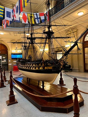 Maqueta del navío San Carlos, símbolo de la Facultad de Náutica de Barcelona