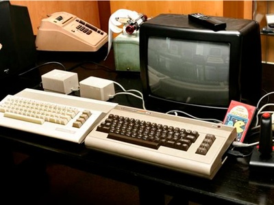 Un ordenador Commodore 64C, modelo que aparece en el libro Guiness de records porque se estima que se vendieron unos 30 millones de ejemplares hasta 1993