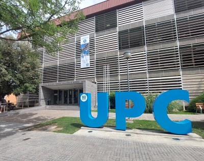 Las letras UPC con el logo commemorativo de los 80 años de la EPSEM, ante la fachada principal de la Escuela