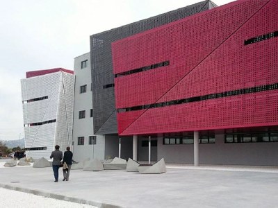 Edificio del Centro de Formación Profesional de Automoción de Martorell (CFPA) en el polígono industrial de Martorell