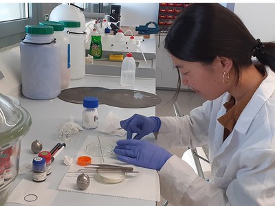 Investigadora en un laboratorio