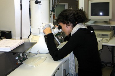 Investigadora trabajando en un laboratorio