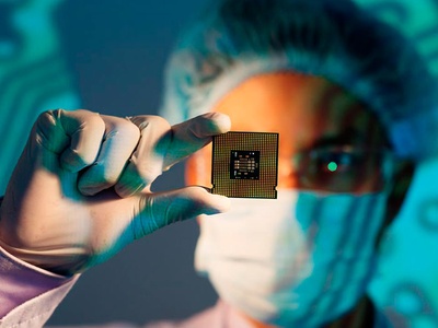 Imagen de una científica observando un chip