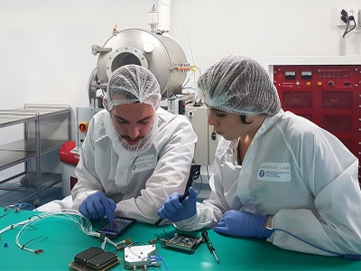 Estudiantes trabajando en la Sala Blanca del Nanosat Lab de la UPC