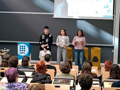 Miembros del Consejo del Estudiantado haciendo un parlamento durante el acto