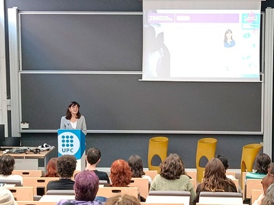 Ariadna Llorens, vicerectora de Responsabilidad Social e Igualdad, haciendo el cierre del acto