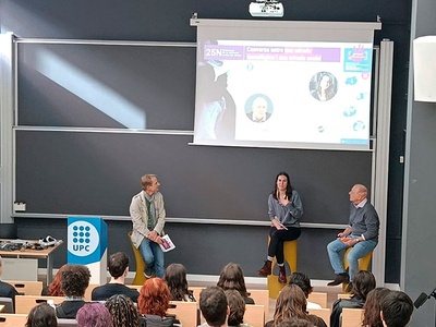 Imatge del debate que ha tenido lugar en el acto, entre profesores de la UPC y una psicóloga especialista