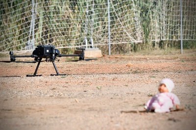 Un dron y un muñeco en la pista de vuelo de drones, con los que se ha simulado la utilidad de los drones en las tareas de salvamento