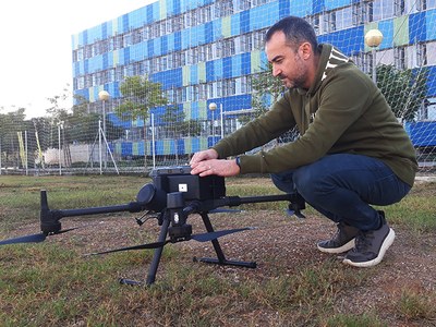 Un investigador de la UPC preparando un dron para el vuelo