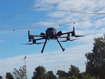 Dron volando en el recinto externo del DroneLab
