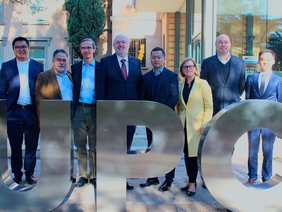 Los representantes de la UPC y de Huawei, en los jardines de Torre Girona, en el Campus Diagonal Nord de la UPC