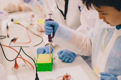 Más de 250 escolares presentan proyectos de investigación sobre la luz en la segunda edición del congreso Recerkids, en la UPC