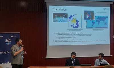 El joven investigador Adrian Pérez Portero, del NanoSatLab de la UPC, explica la misión de RITA
