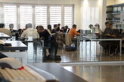 Estudiantes en la biblioteca