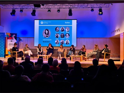 Las 9 mujeres Forbes UPC explicando su experiencia durant el acto