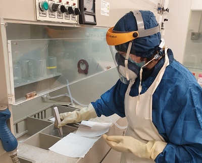 Una investigadora en la Sala Blanca de la ETSETB, en el Campus Diagonal Nord