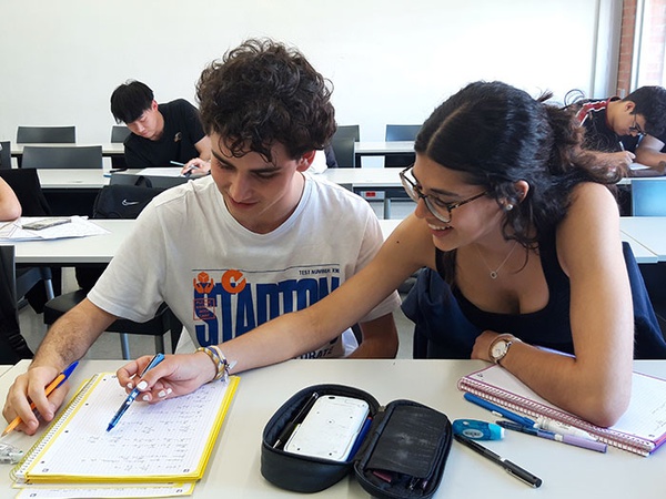 Estudiantes en una aula en la UPC