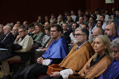 Oriol Vinyals, en el centro, en un momento del acto de investidura