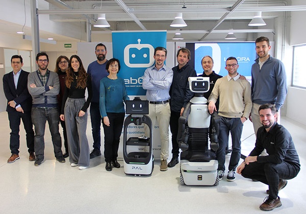 El equipo del LabORA, con dos de los robots del laboratorio
