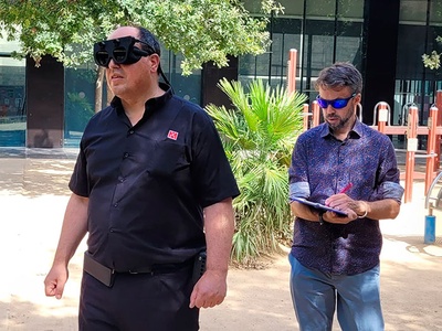 Lluís Fortuny, que participa en el estudio, probando las gafas inteligentes acompañado por el profesor Lluís Pérez