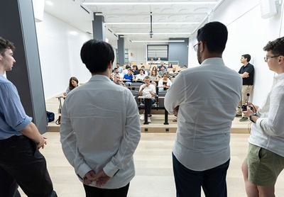El grupo de estudiantes de la FIB presenta el proyecto de empresa y la solución al reto ante un jurado de profesionales expertos y expertas en innovación, el profesorado y el resto de estudiantes de la asignatura.