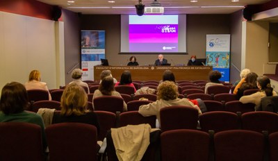 El rector Daniel Crespo y las vicerrectoras Fatiha Nejjari y Josefina Antonijuan, en el acto de reconocimiento a las participantes en el programa Aquí STEAM UPC