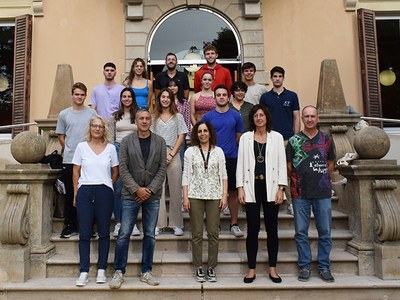 Las vicerrectoras Fatiha Nejjari Akhi-elarab e Imma Ribas, y otros representantes institucionales, con algunos de los deportistas de la UPC reconocidos