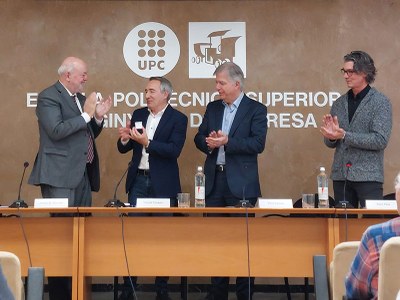 El profesor de la EPSEM Josep Maria Rossell recibe la insignia de oro de la UPC a manos de Daniel Crespo, rector de la Universidad