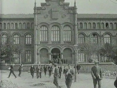 Estudiantes en el exterior de la Escuela Industrial de Terrassa, a principios de siglo