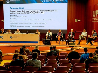 La vicerrectora de Estudios e Innovación Docente de la UAB, María Valdés; la comisionada para el proyecto EDvolución de la UPF, Pilar Medina Bravo; el profesor de la Universidad de Lisboa António Nóvoa; el jefe de estudios de la Facultad de Medicina de la UdG, Lluís Ramió, y el vicerrector de Política Universitaria, Joan Gispets