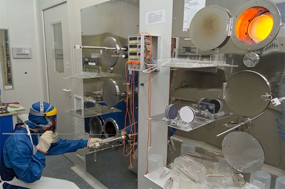 Un investigador trabajando en las instalaciones de la Sala Blanca de la UPC