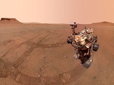 Selfie del rover Perseverance en la superficie de Marte, tomada por el vehículo espacial el pasado mes de enero. El sensor de viento del rover contiene 60 microchips de silicio fabricados en la UPC. Crédito foto: NASA/JPL-Caltech/MSSS