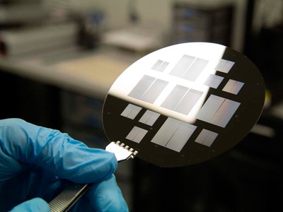 Oblea de silicio con microchips desarrollados en la UPC