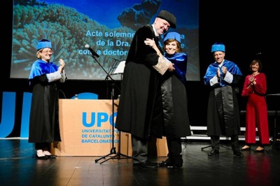 El rector de la UPC, Daniel Crespo, abraza a Sylvia A. Earle, ya investida doctora 'honoris causa' de la UPC