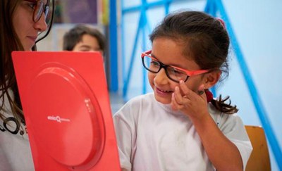 El programa 'Te miramos a los ojos' ha atendido la salud visual de 1.400 niños y niñas en situación de vulnerabilidad de Barcelona