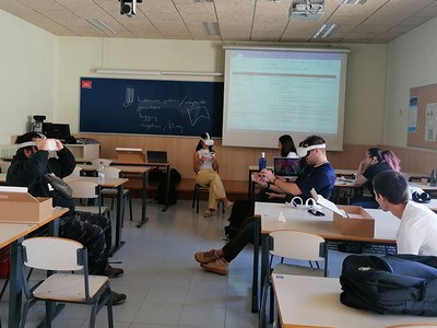 Estudiantes de la ESEIAAT utilizando gafas de realidad virtual, en el marco de la asignatura 'Professional communication for engineers through virtual reality'