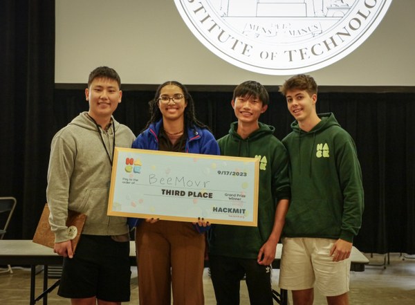 El equipo que ha desarrollado BeeMovr, tercer premio en la hackaton HackMIT