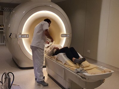 Prueba de resonancia magnética funcional realizada a un paciente, de forma simultánea a la exposición a las diferentes luces monocromáticas