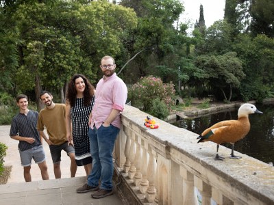 Los investigadores Pau Mir, Robert Cardona, Eva Miranda y Angel González-Pierto, en los jardines del Rectorado de la UPC